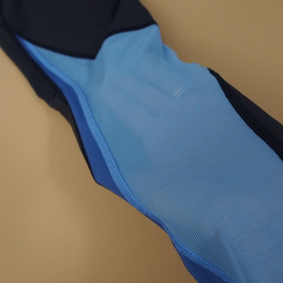 Lululemon Legging. Mix Mesh Blue Contrast Crop Legging Size 6 - Picture 6 of 10